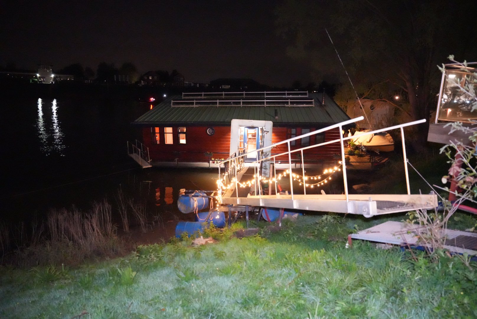 Drie woonboten geramd op de Rijn bij Arnhem