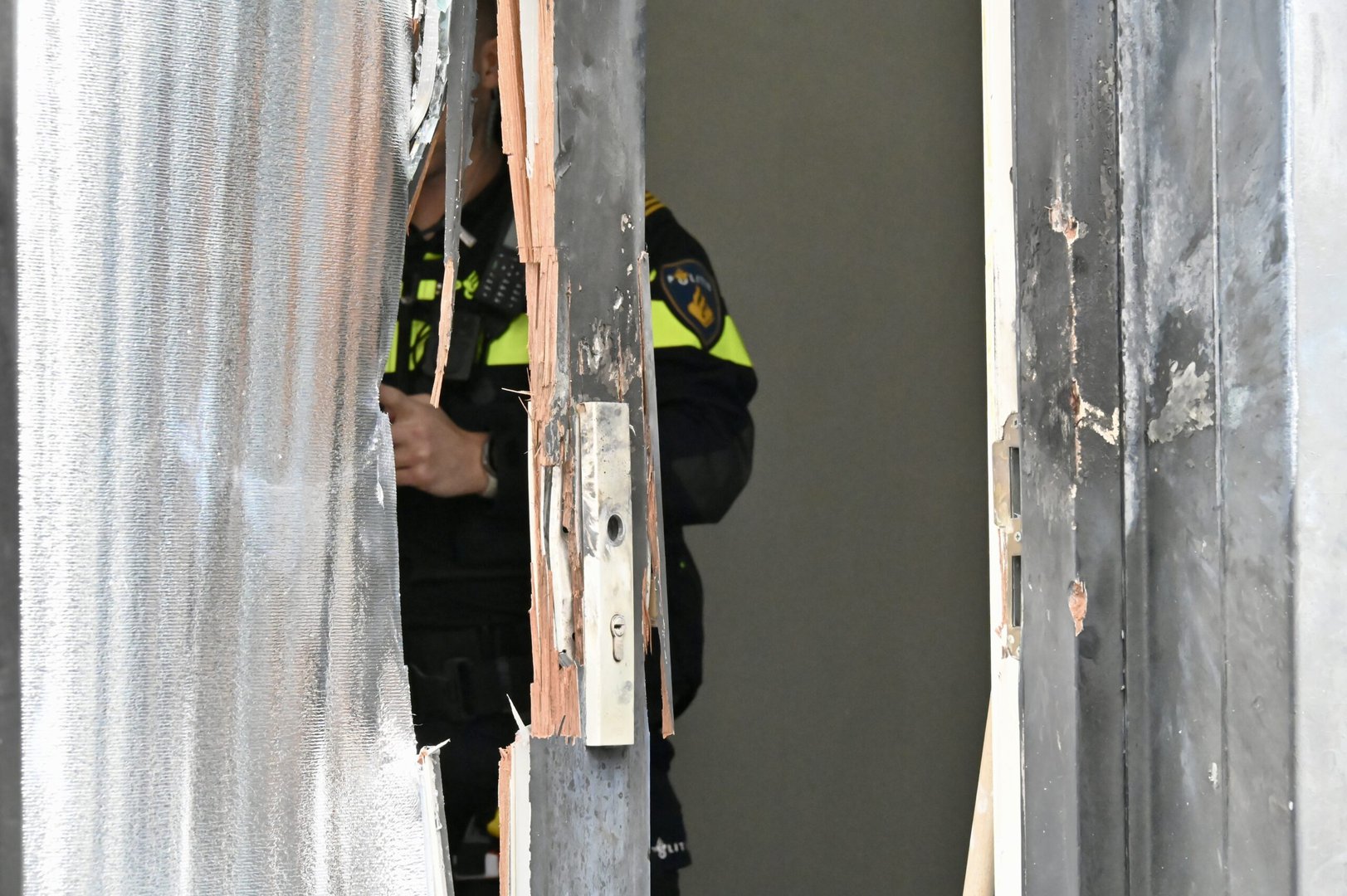 Veel schade na explosie bij pand aan Steenstraat in Arnhem