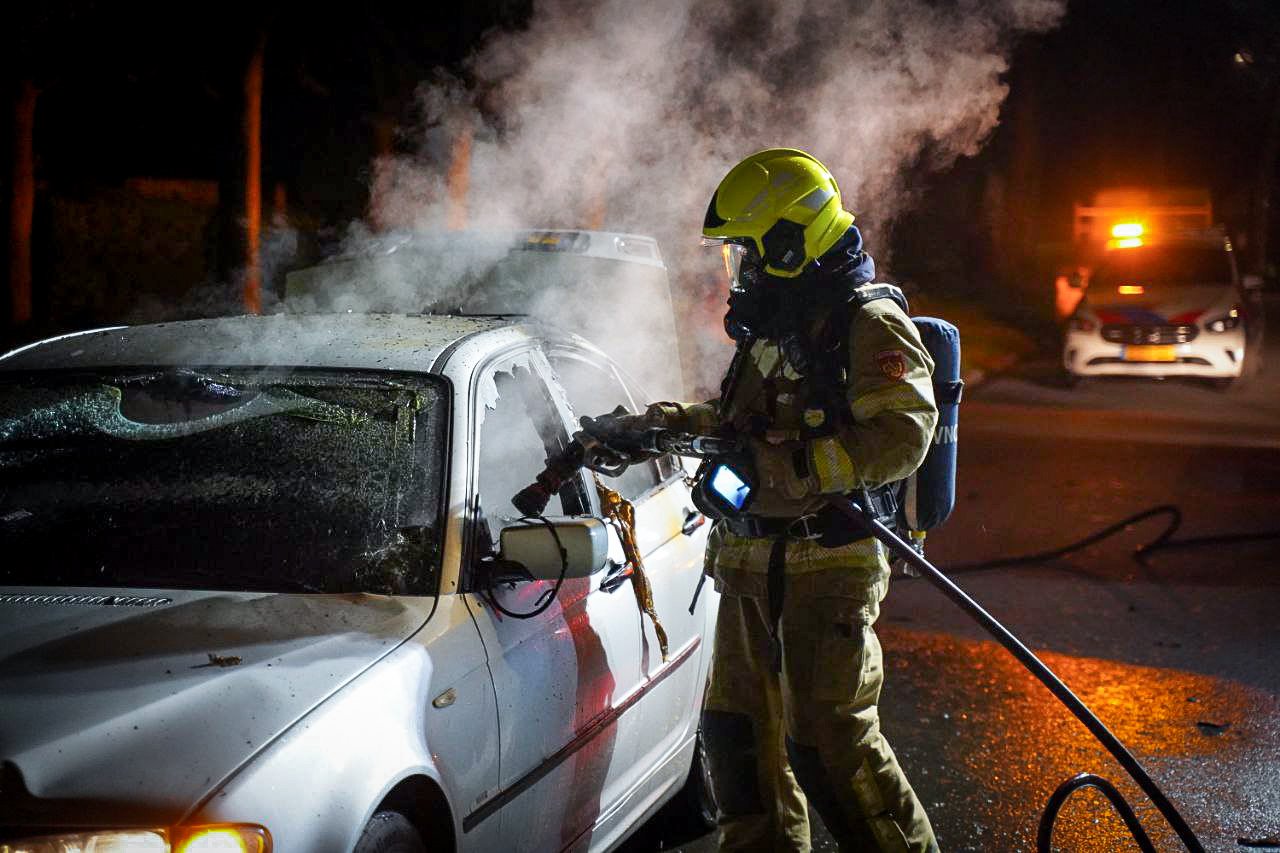 Handschoenen gevonden naast brandende auto