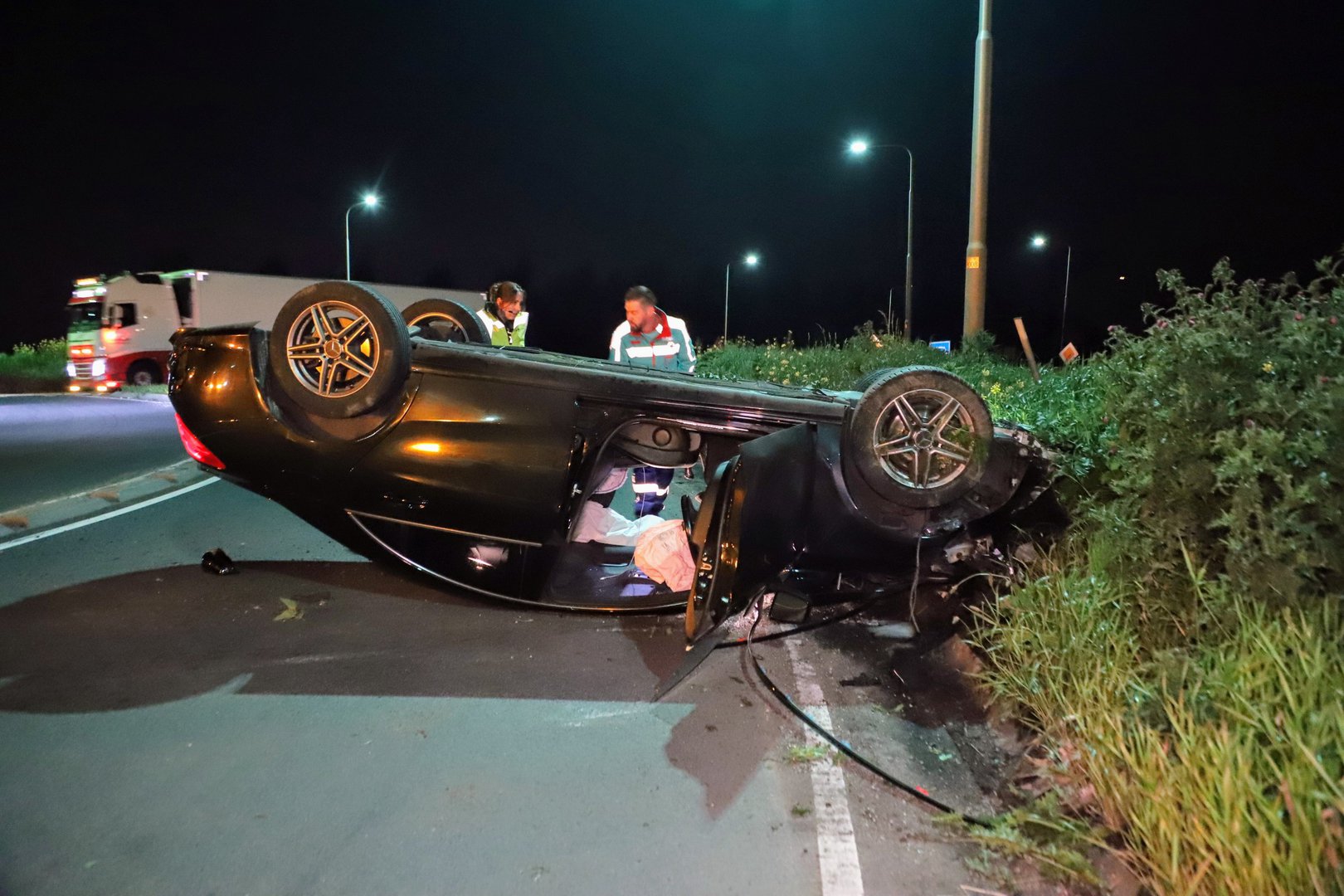 Auto vliegt over de kop, bestuurder met schrik vrij