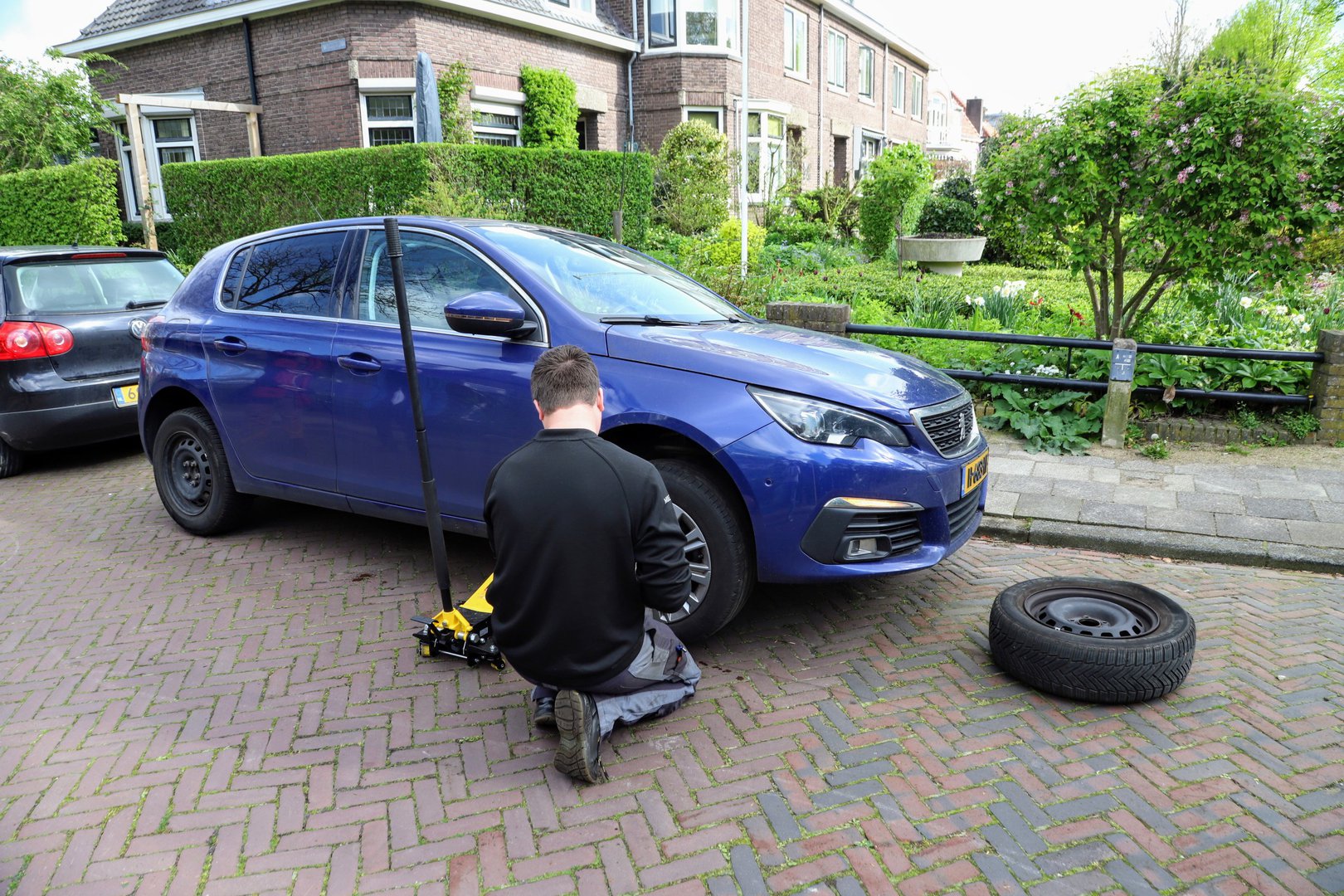 Banden van meerdere auto’s lek gestoken