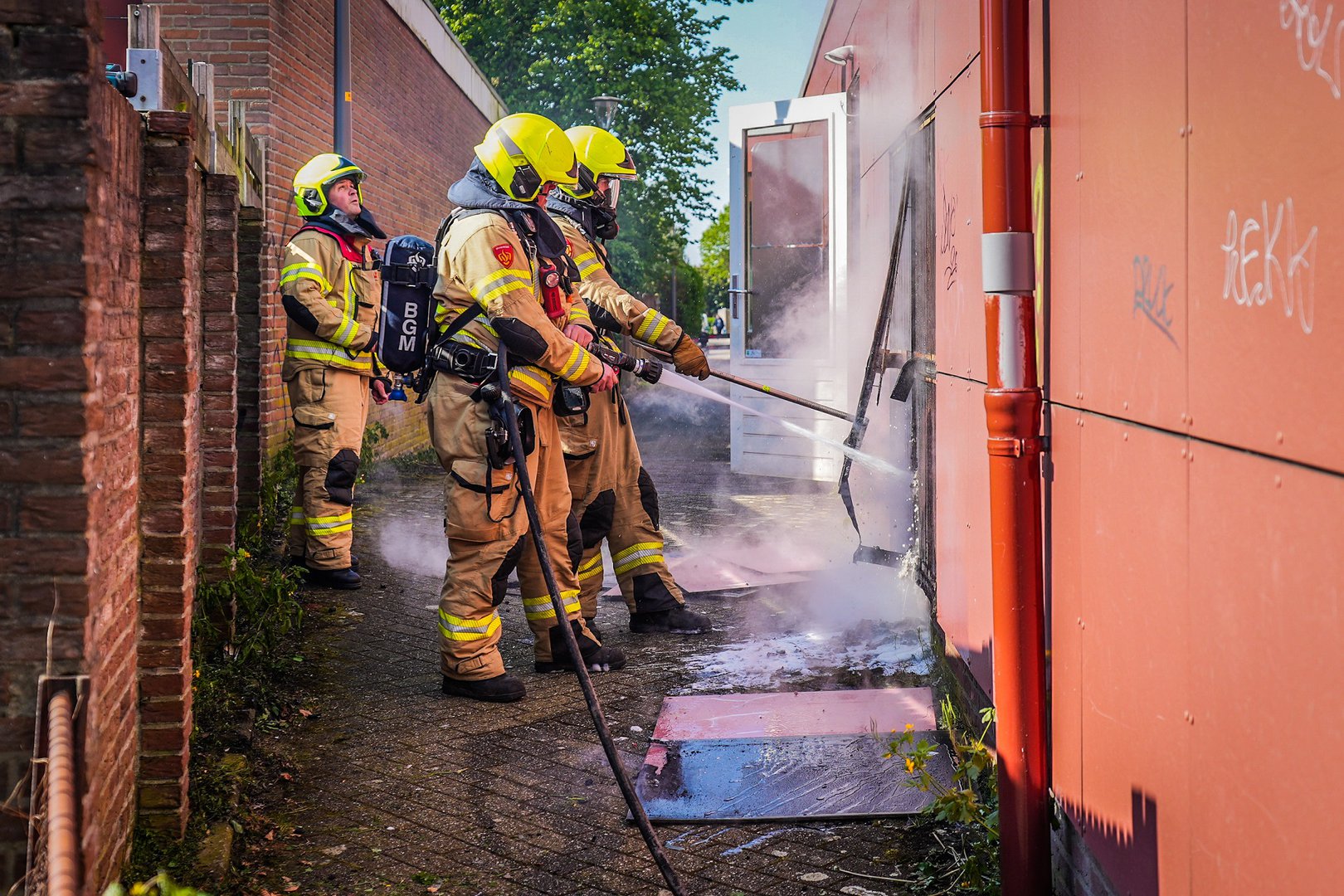 Brand bij dorpshuis Rheden, mogelijk ontstaan tijdens onkruid verbranden