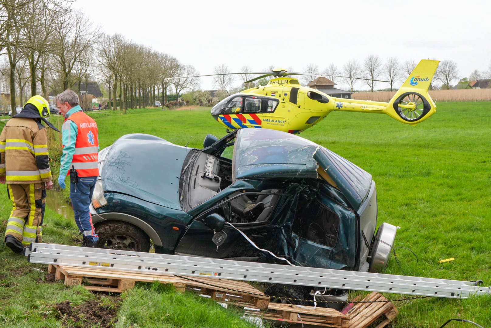 Bestuurder verliest macht over stuur en botst tegen boom