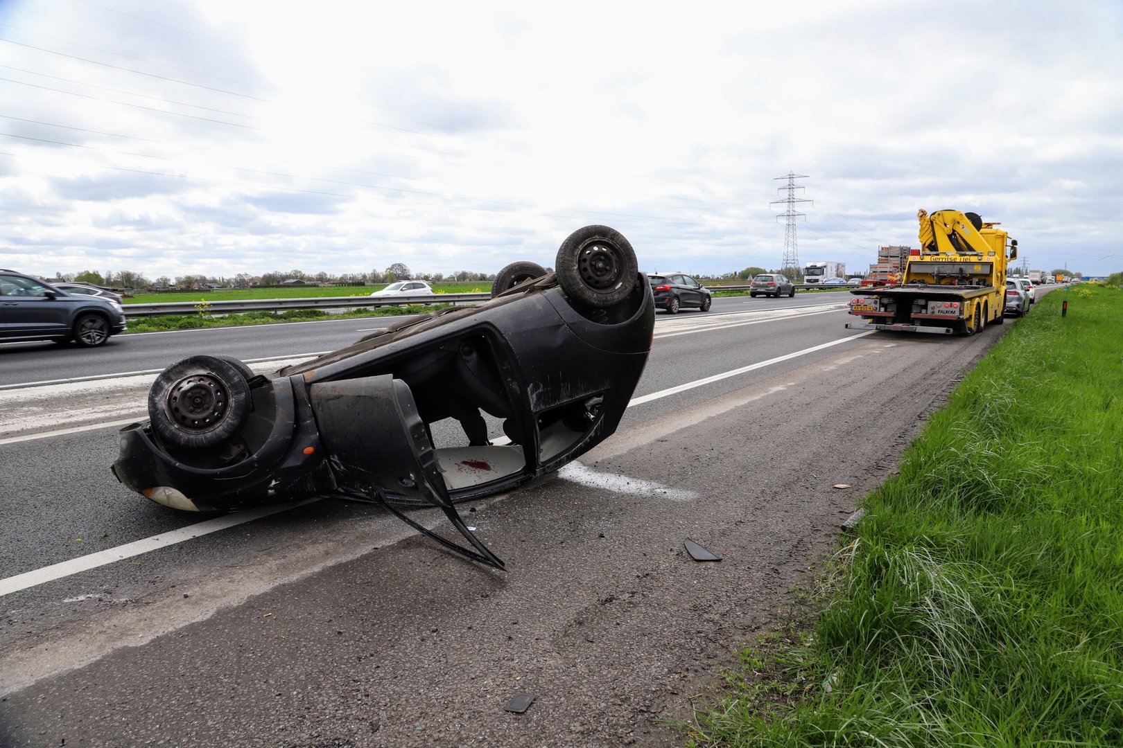 Auto belandt op de kop bij ongeval A15