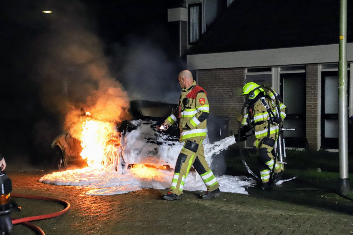 Auto door brand verwoest, politie onderzoekt brandstichting