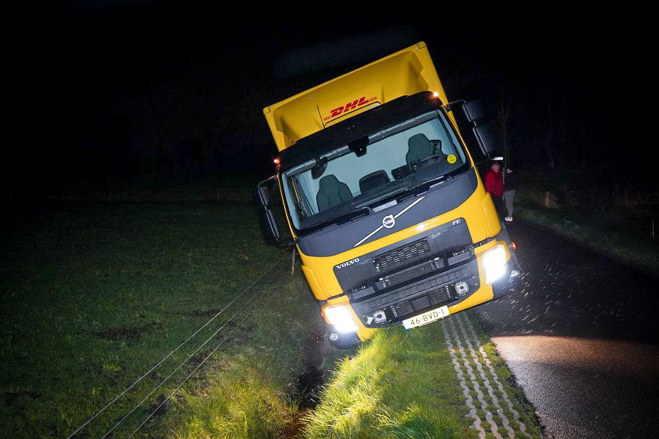 Vrachtwagen zakt weg in berm