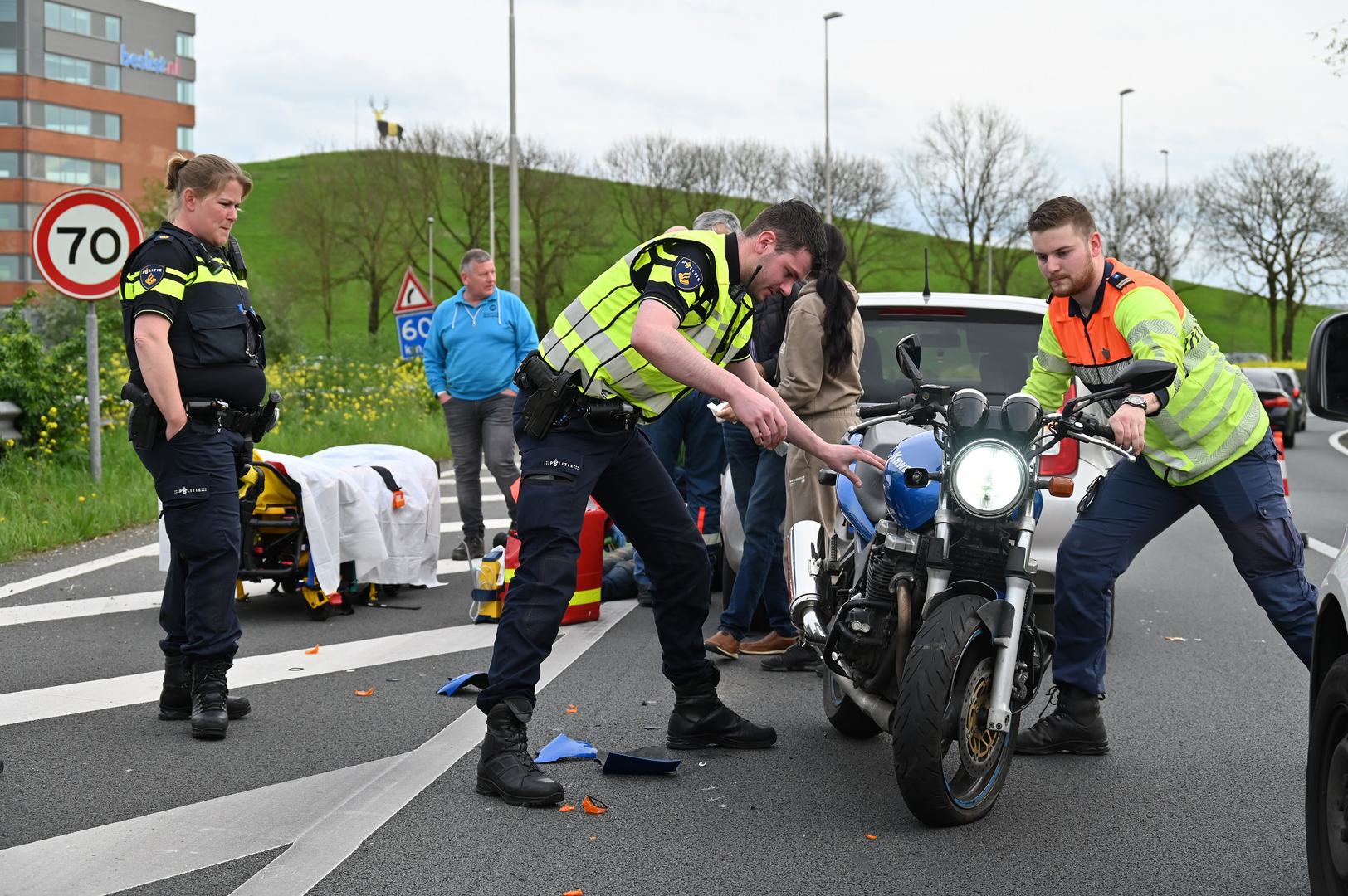 Motorrijder botst achterop auto en raakt gewond