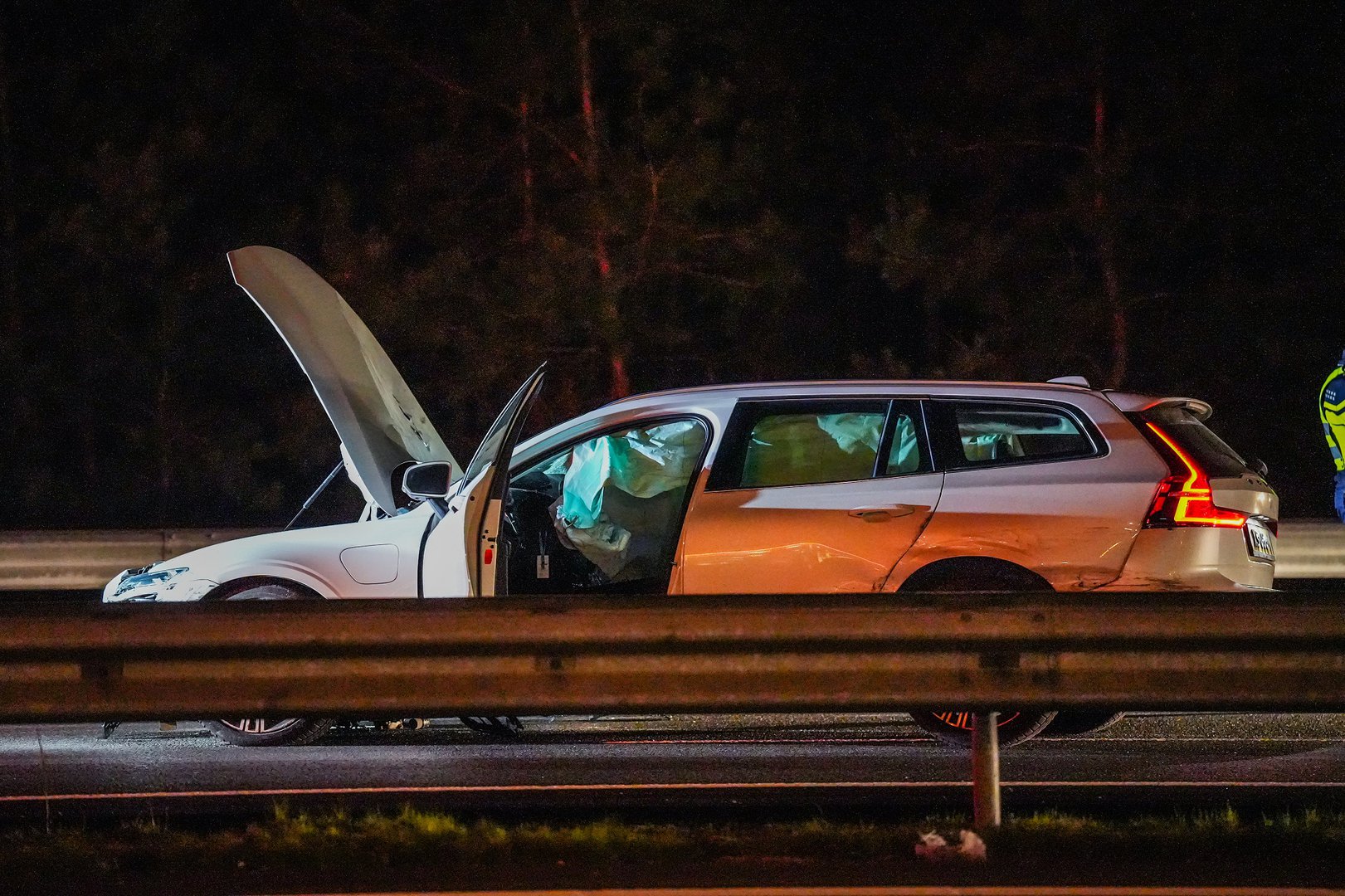 Automobilist botst achterop vrachtwagen op A12 bij Arnhem