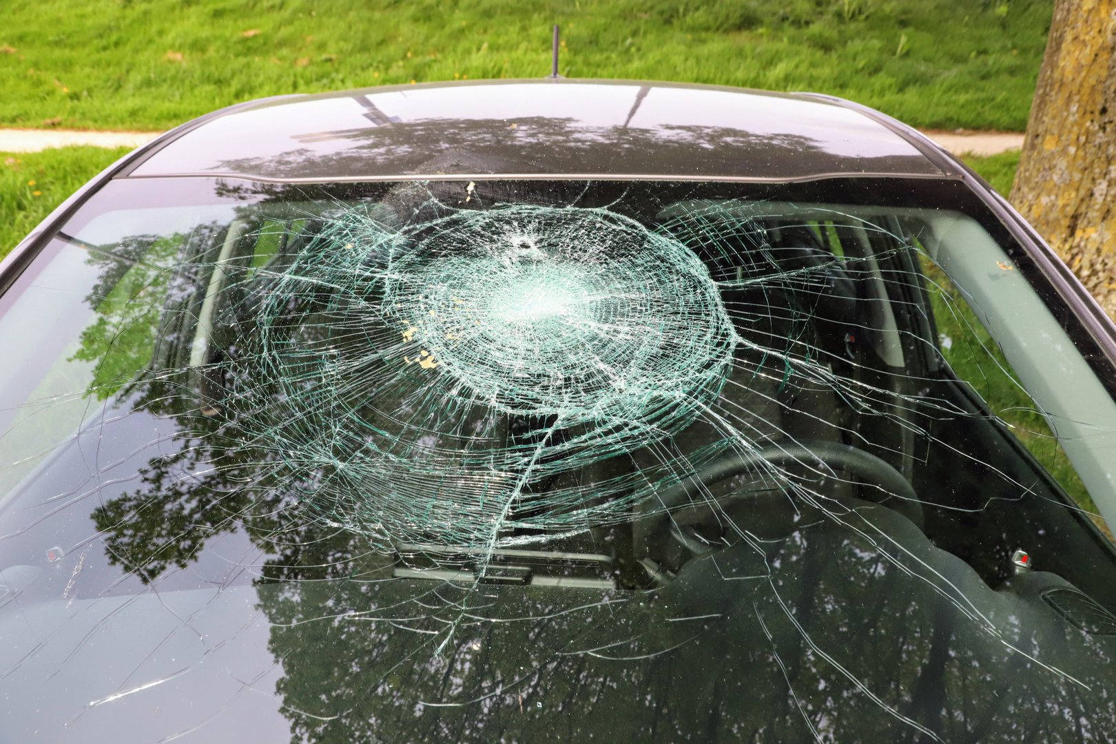 Zeker acht auto’s vernield in het centrum van Tiel