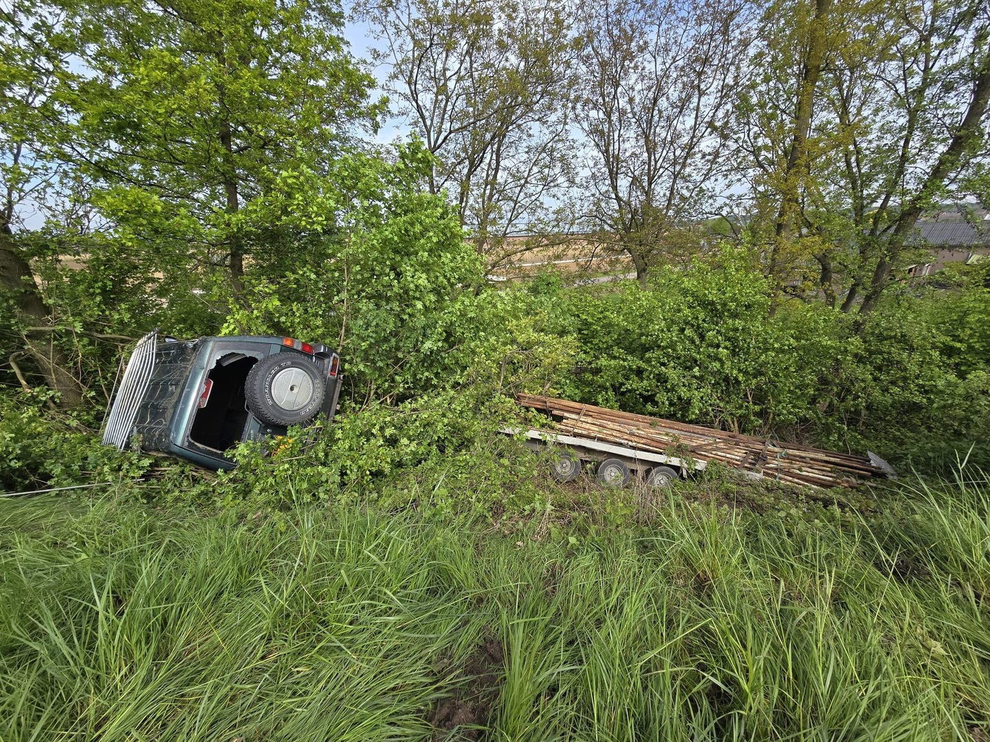 Auto met aanhanger belandt in berm, één gewonde