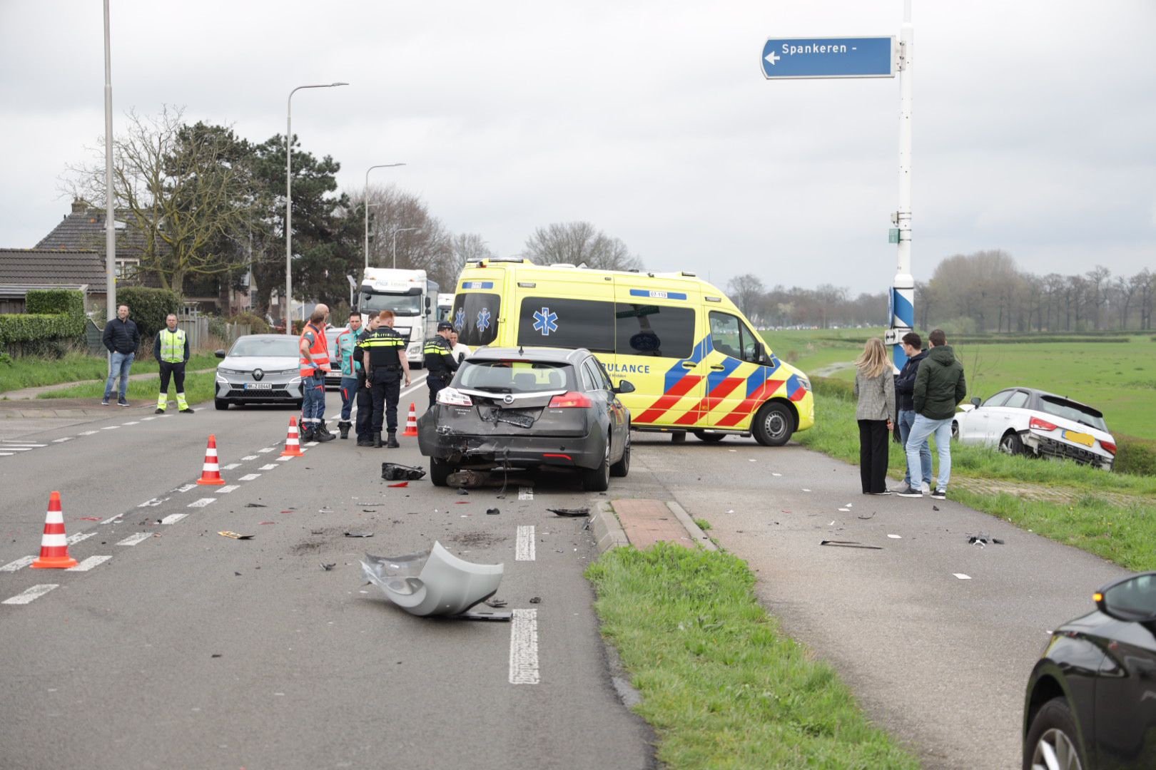 Ravage na ongeval met drie auto’s, weg dicht voor verkeer