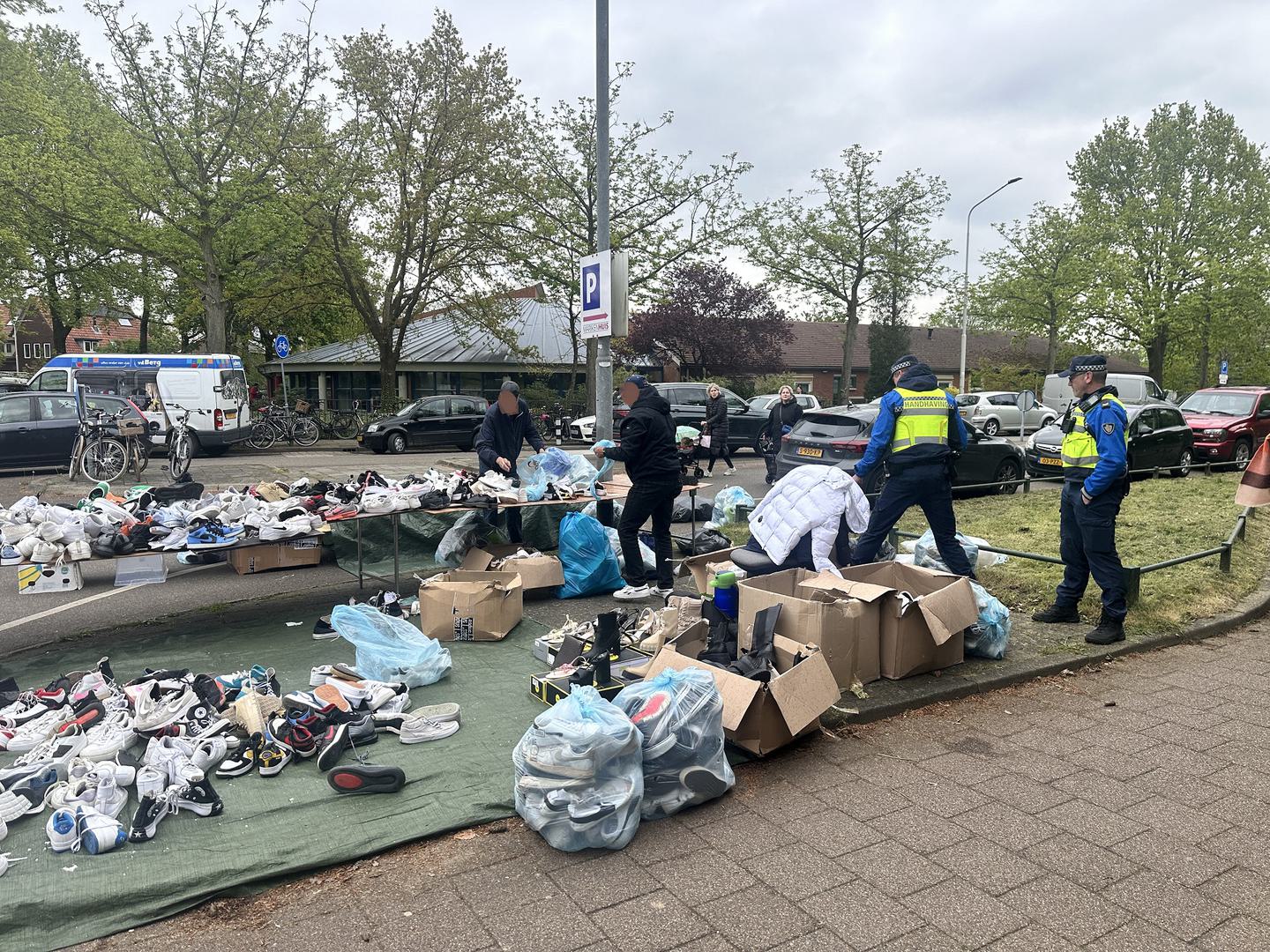 Kraam met gestolen merkschoenen aangetroffen tijdens koningsmarkt