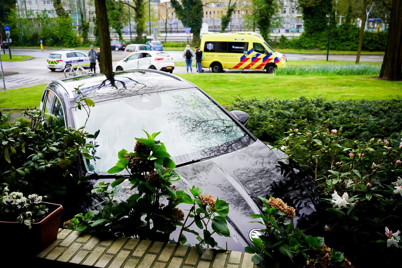 Veel schade na ongeval tussen twee auto’s