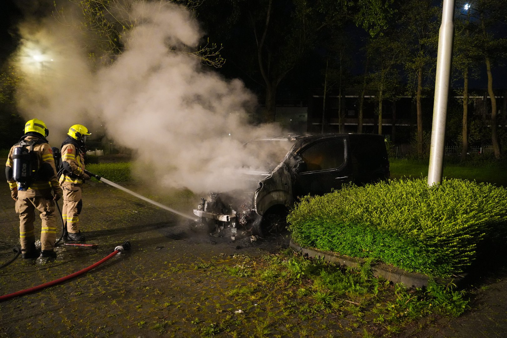 Bestelbus uitgebrand in Arnhem, mogelijk brandstichting