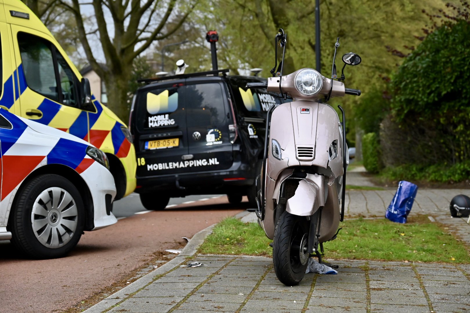 Scooterrijder botst achterop camerawagen en raakt gewond