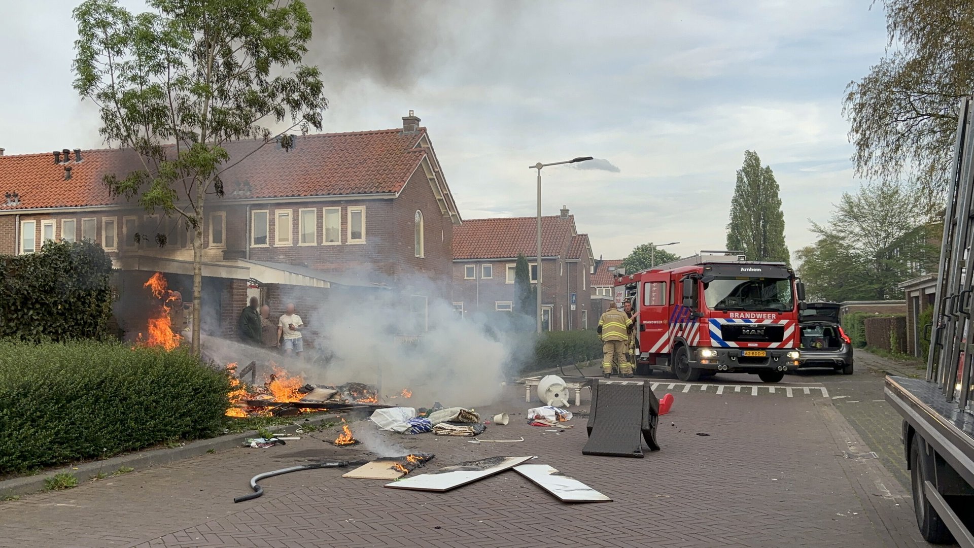 Grote hoeveelheid huisraad vat vlam in Arnhem