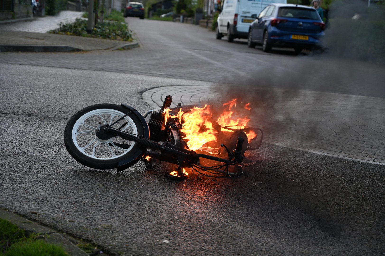 Bromfiets vliegt tijdens rijden in brand