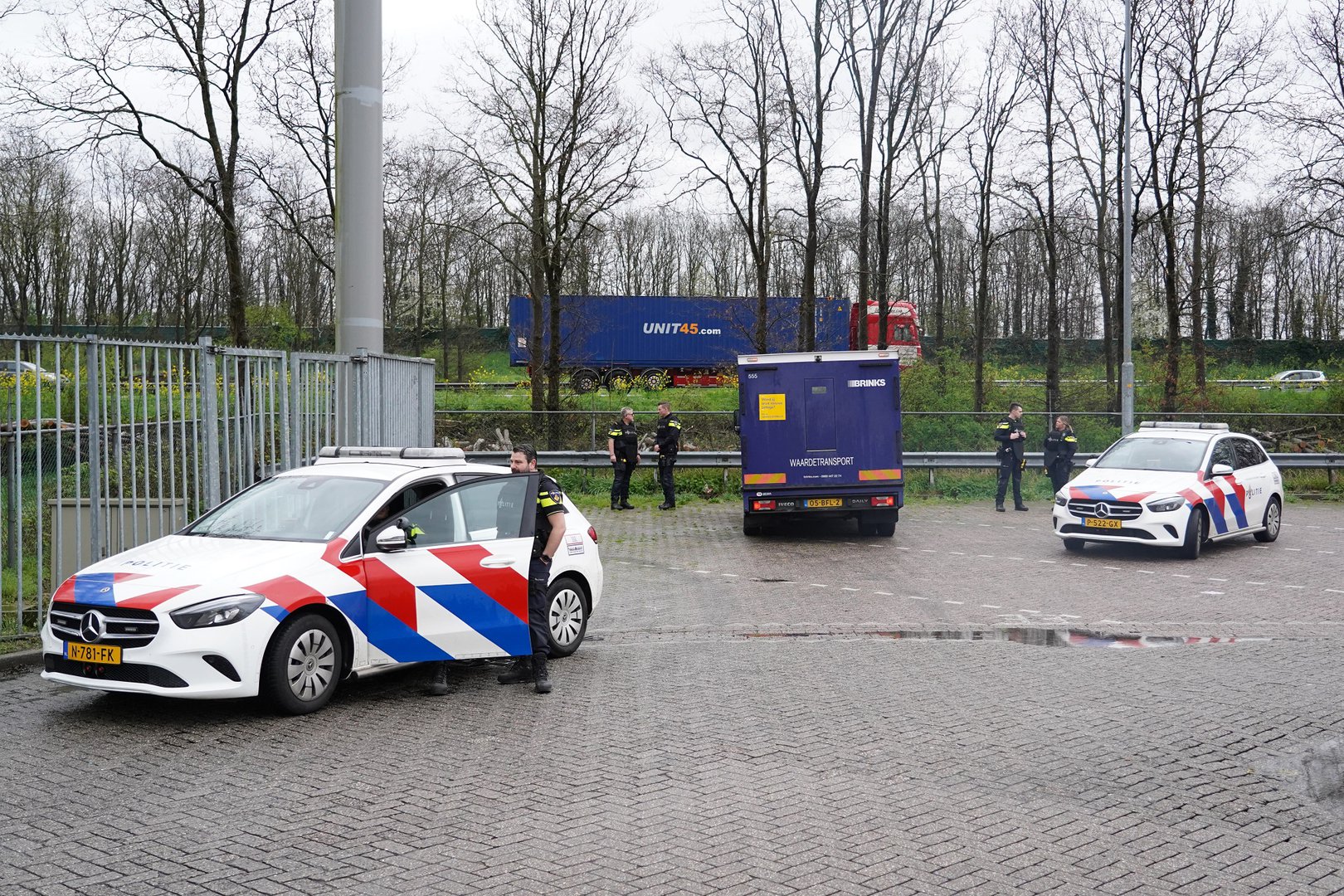 Agenten bewaken waardetransport dat met pech staat