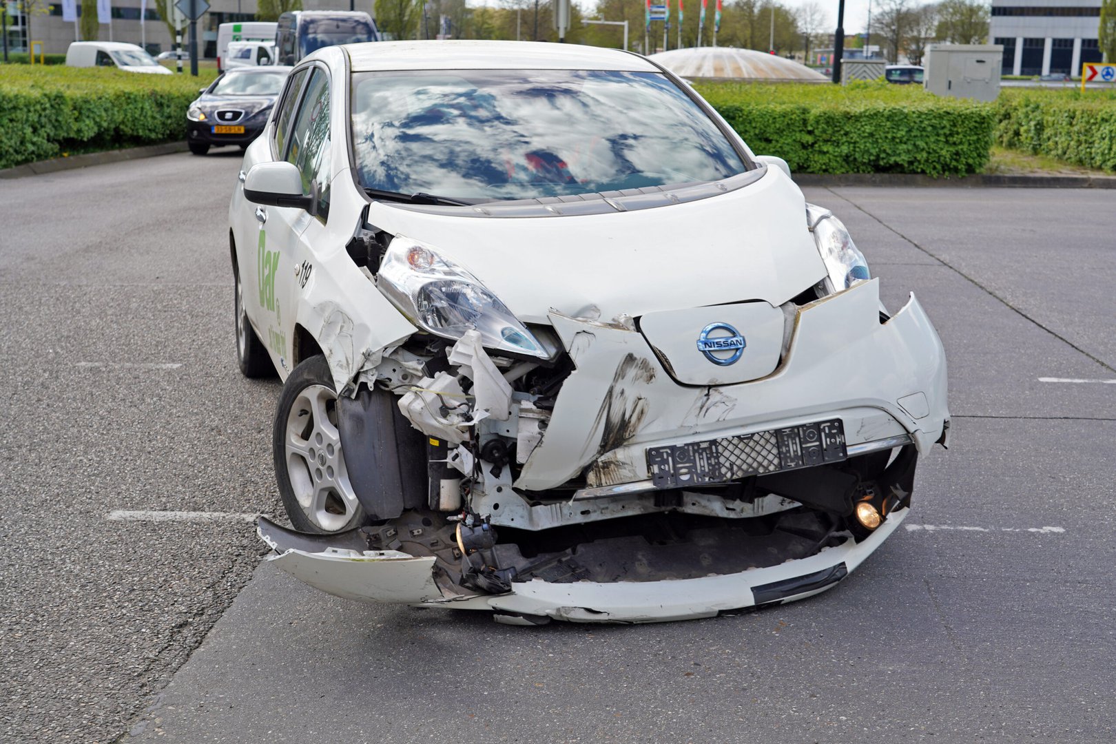 Veel schade na botsing tussen auto en lijnbus