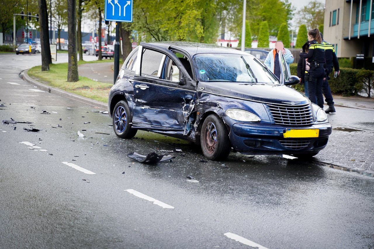 Veel schade na ongeval, weg dicht voor verkeer