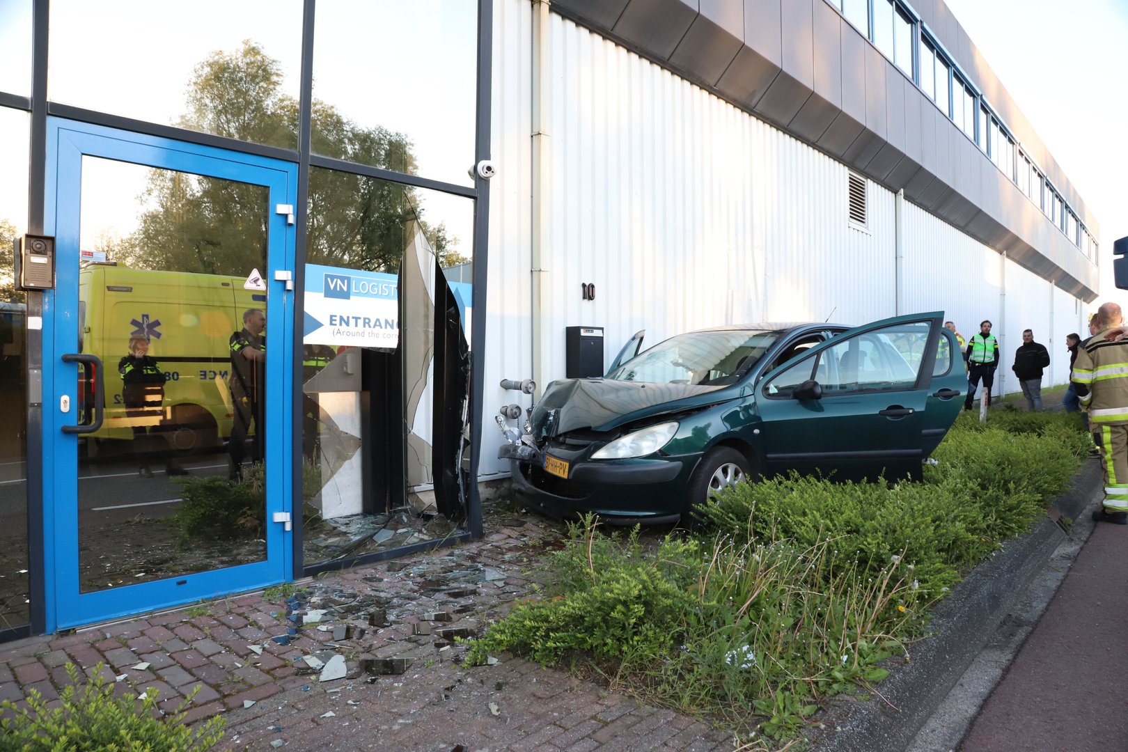 Auto botst tegen gevel, twee gewonden