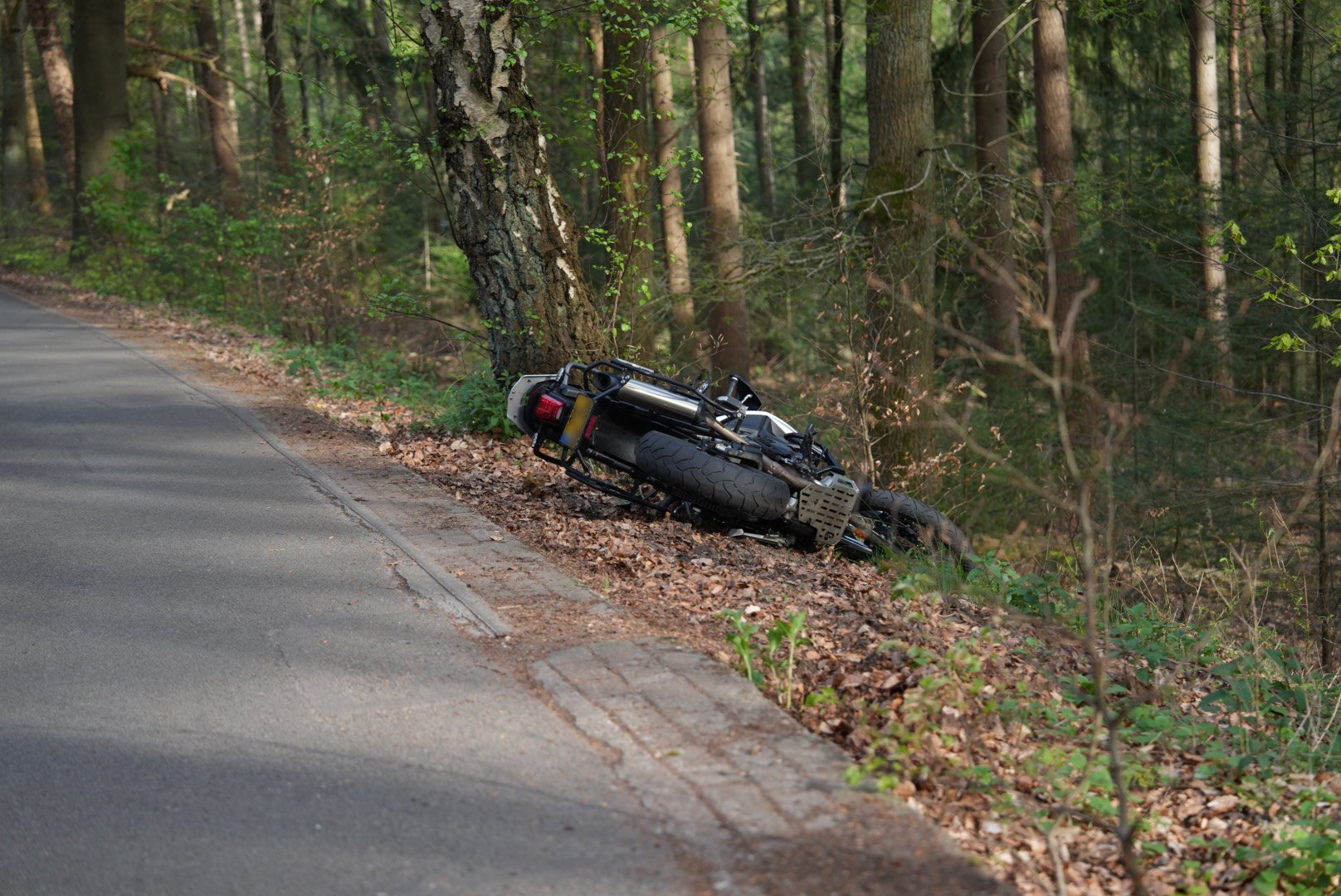 Motorrijder vliegt uit de bocht en raakt gewond in Rozendaal