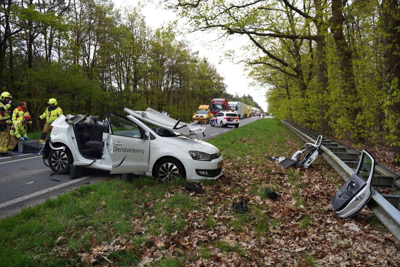 Dak van auto geknipt na kop-staart botsing