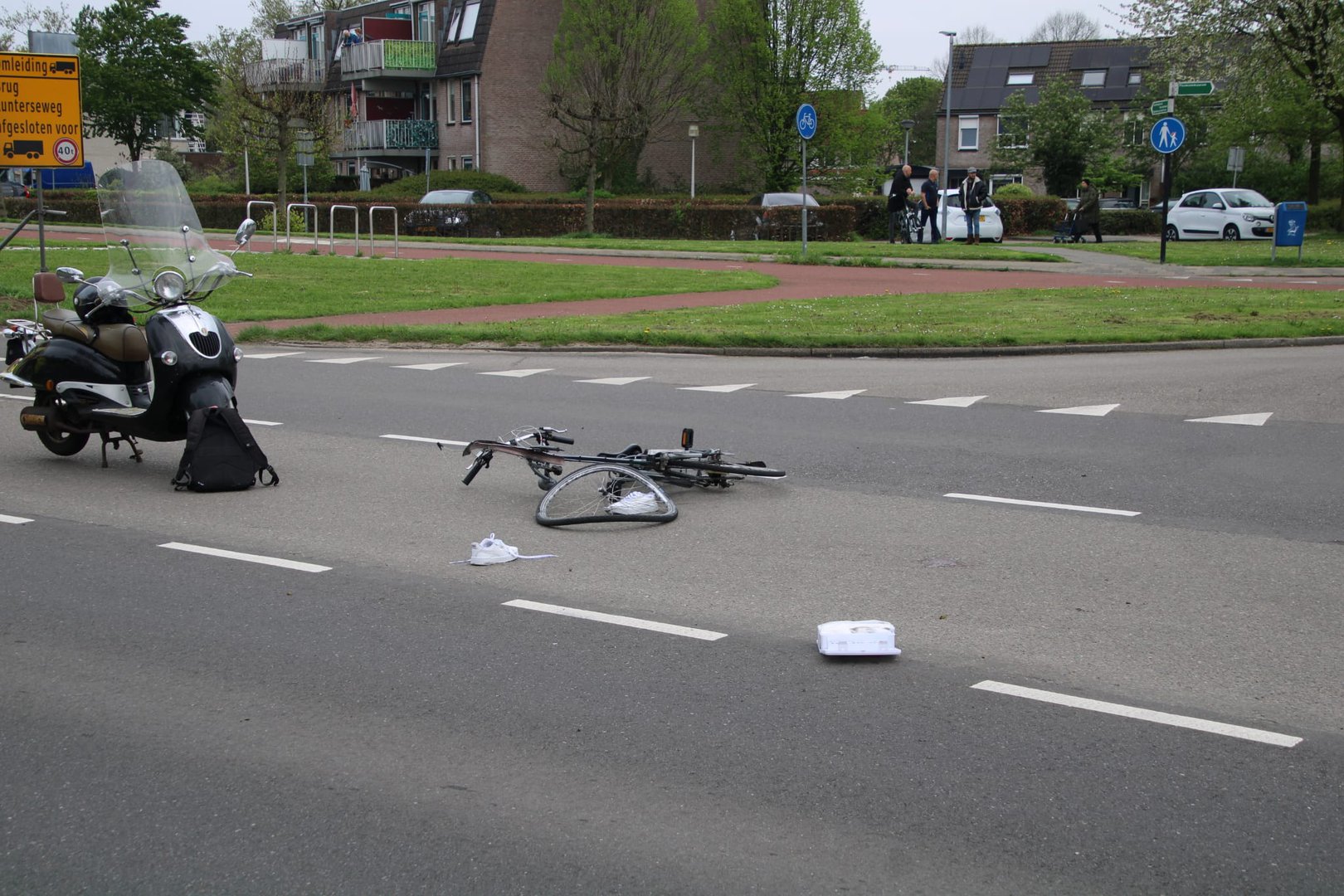 Vrachtwagen rijdt door na ongeval met fietser in Barneveld