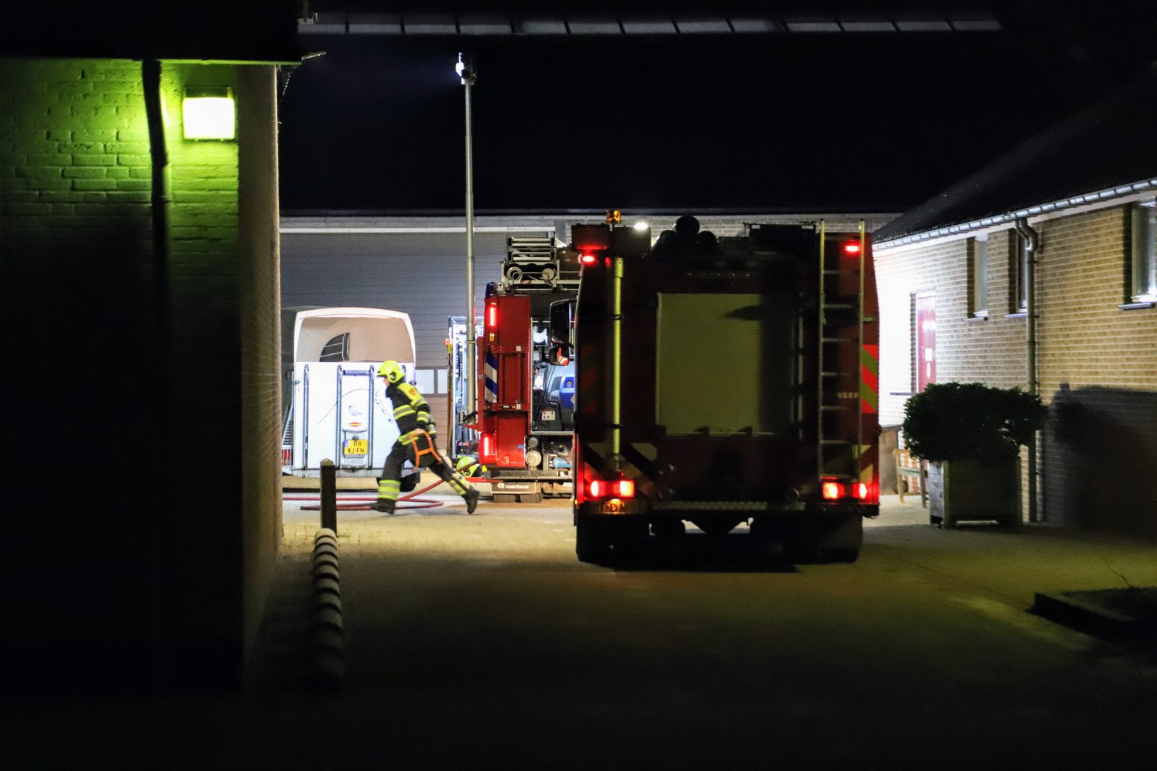 Auto vliegt in brand bij Diergeneeskunde Lingehoeve