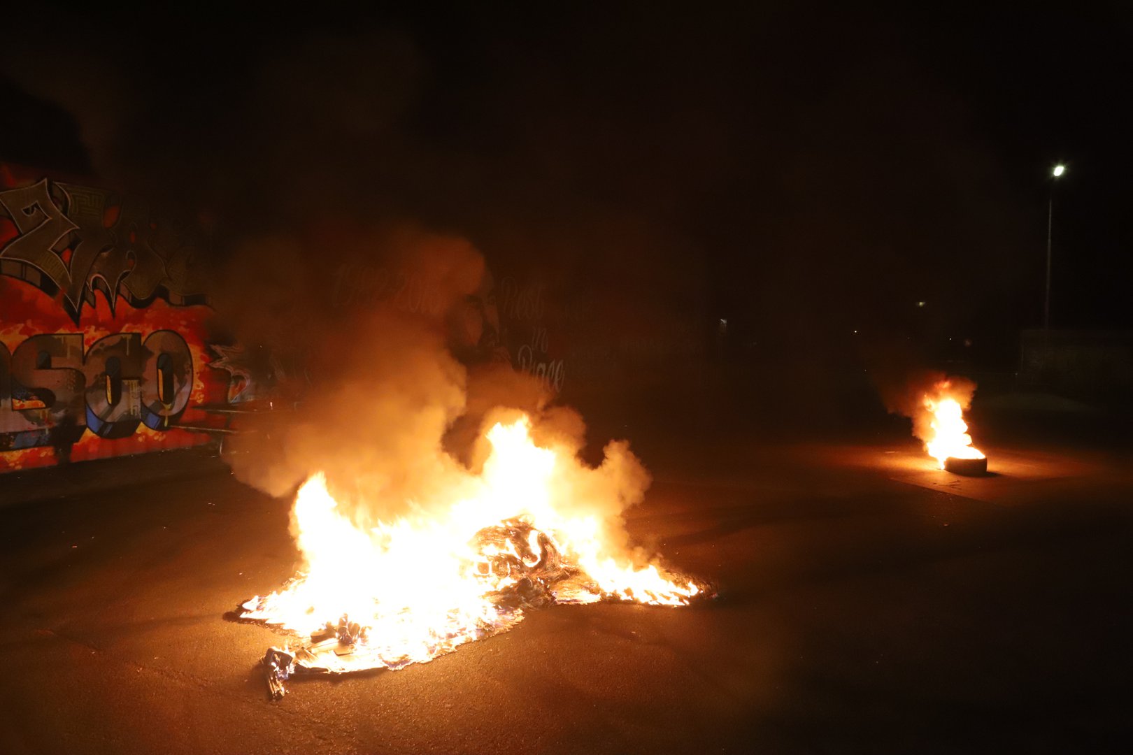 Autobanden in brand gestoken, wegdek beschadigd