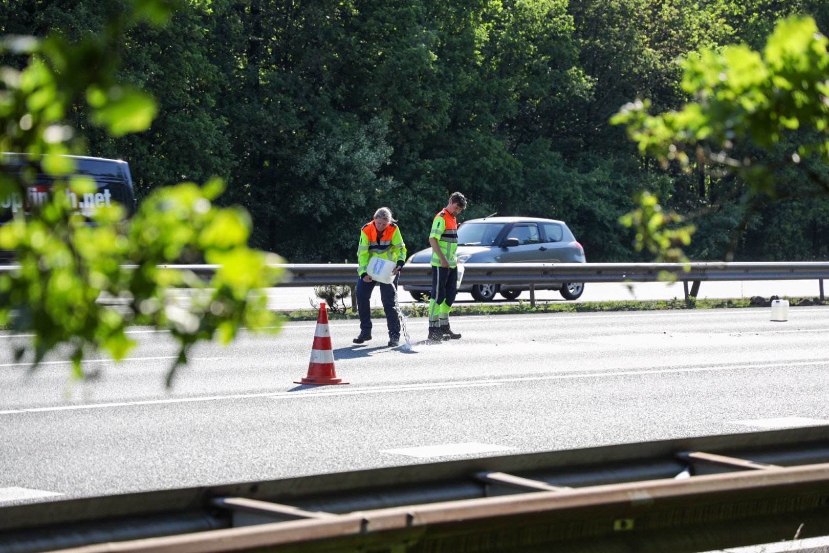 Lange file door slachtafval op A12 bij Arnhem