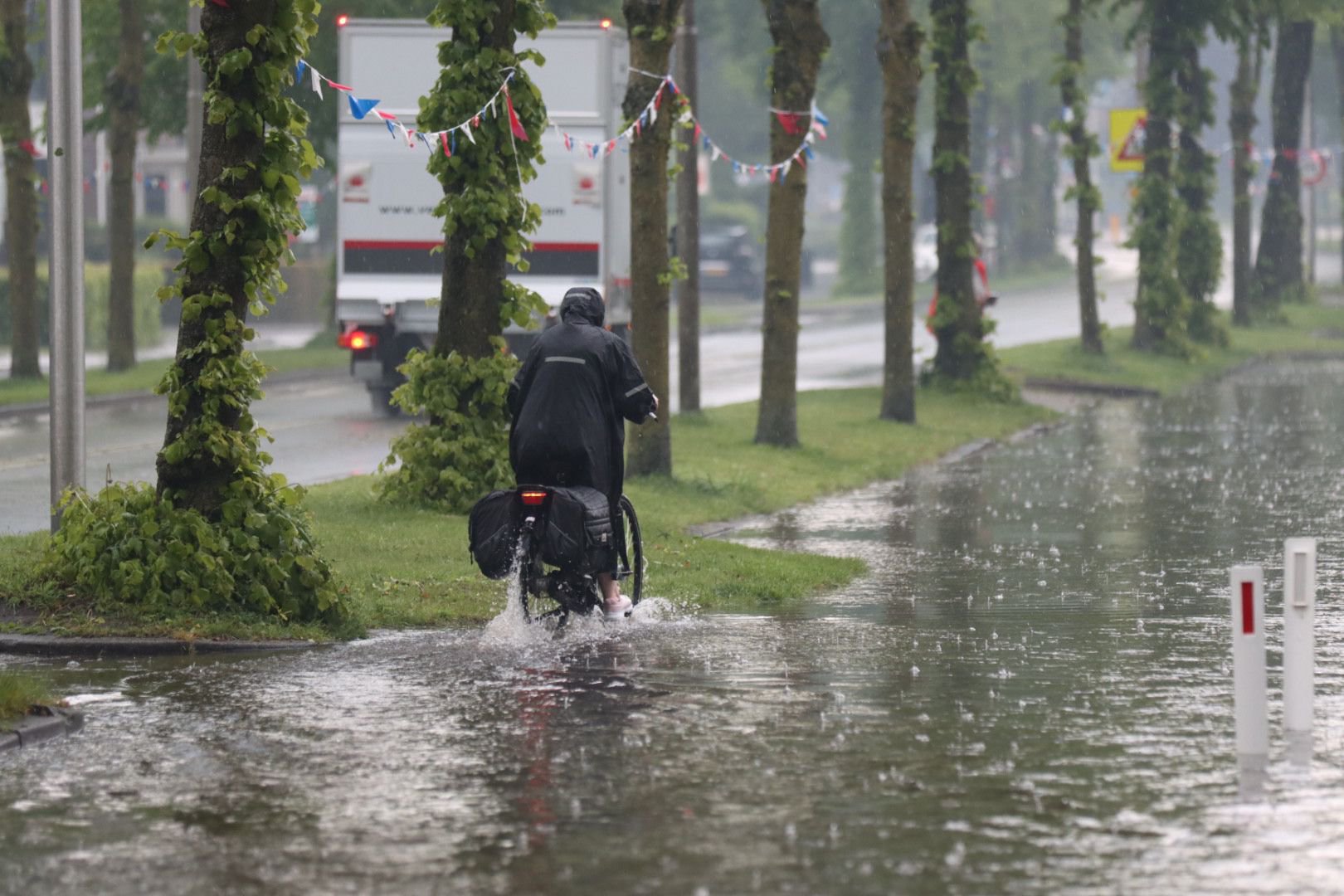 Straten en kelders onder water door hevige regenbui