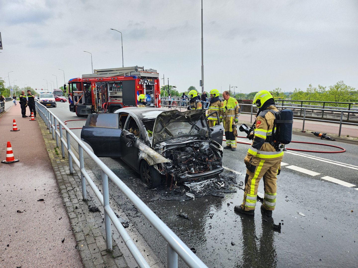 Auto vliegt in brand na aanrijding