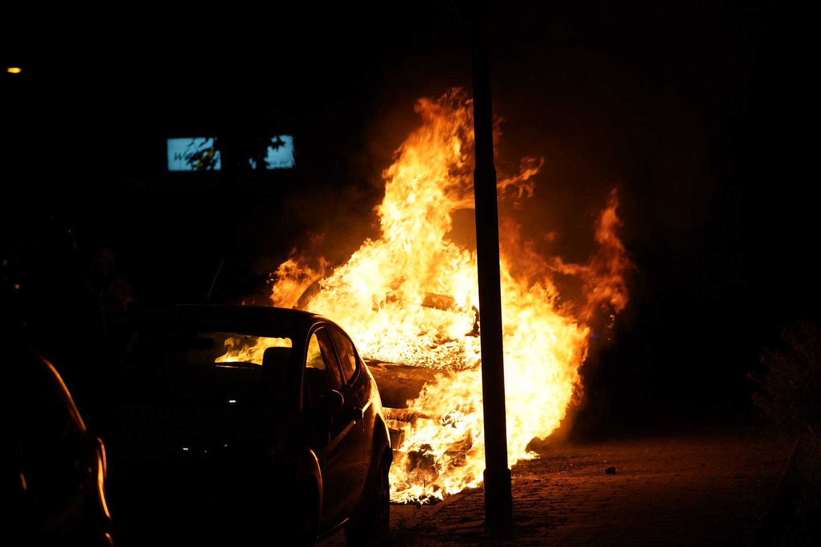 Hybride auto vliegt in brand, brandweer heeft moeite met blussen