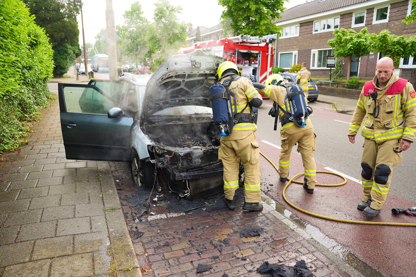 Auto vliegt in brand tijdens het rijden