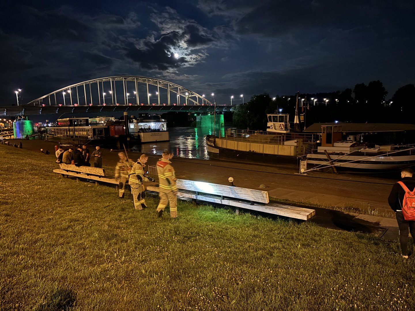 Brandweer spuit bankje schoon na mishandeling met glas, verdachte (32) aangehouden