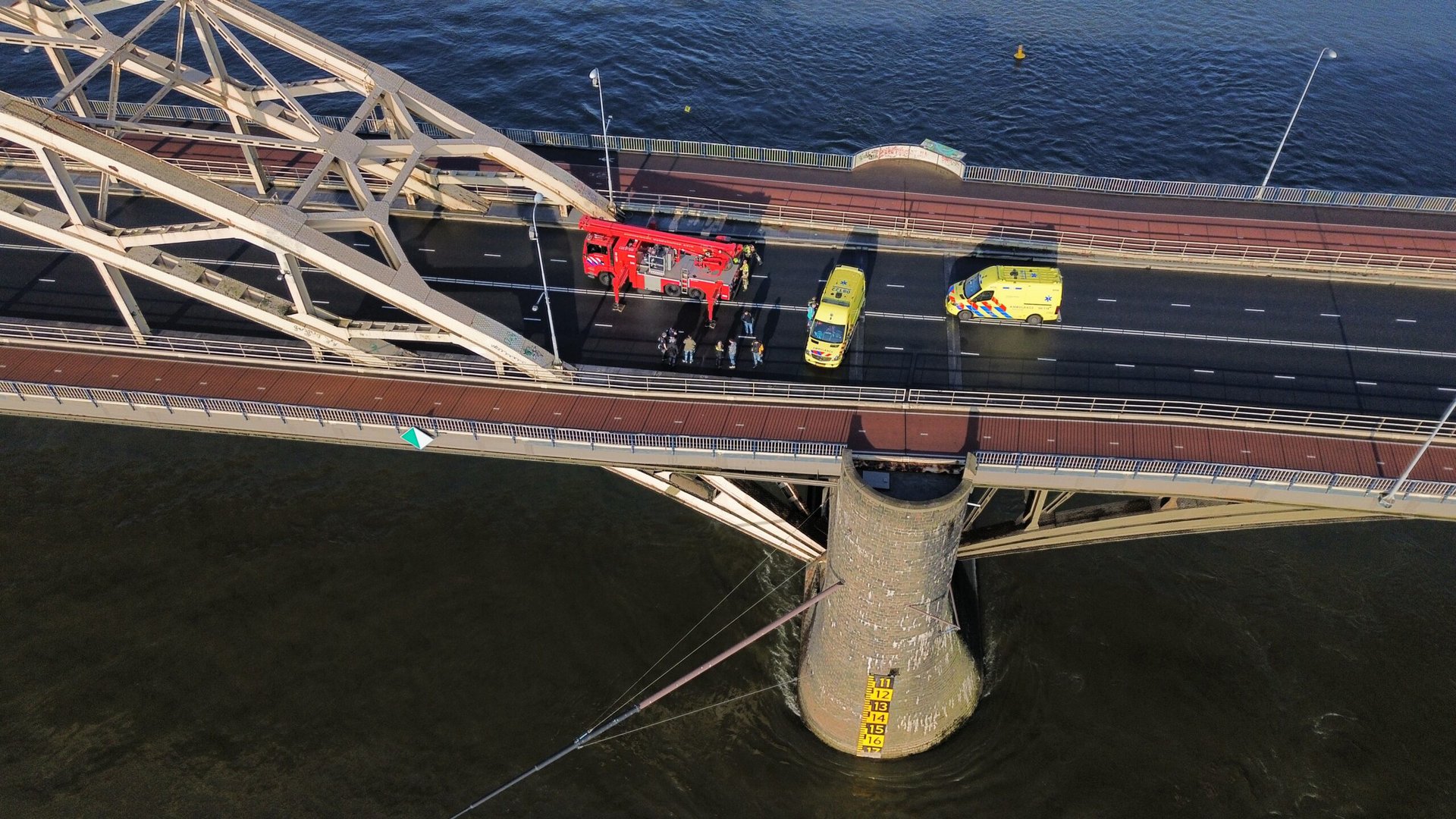 Twee personen van Waalbrug afgehaald