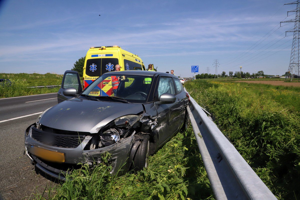 Veel schade na botsing geven vangrail