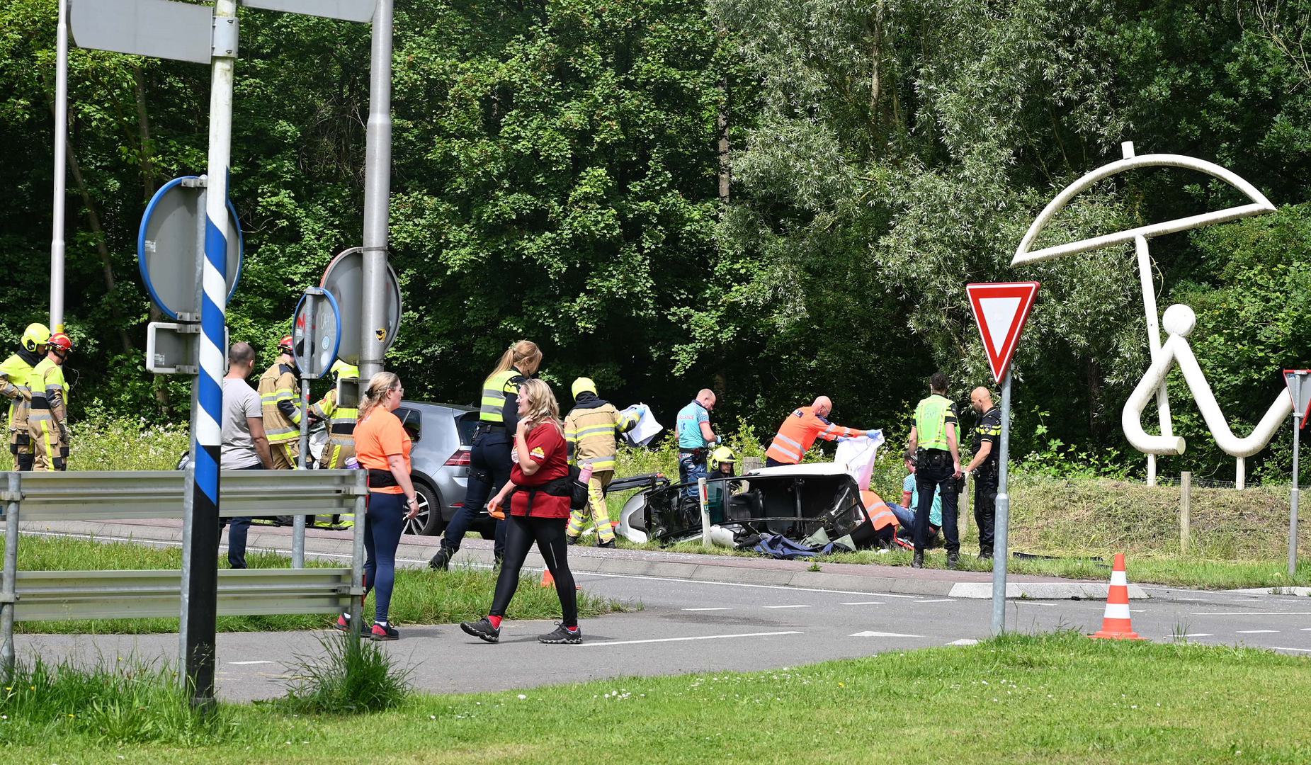 Zwaargewonde na botsing met auto, weg afgesloten