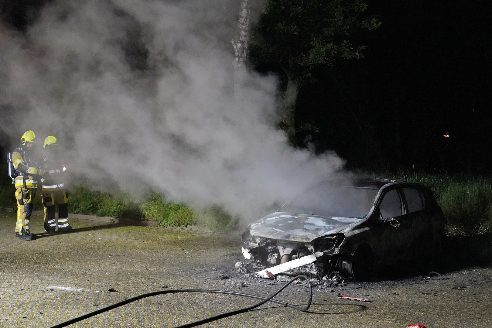 Auto uitgebrand op verlaten parkeerplaats, politie onderzoekt brandstichting