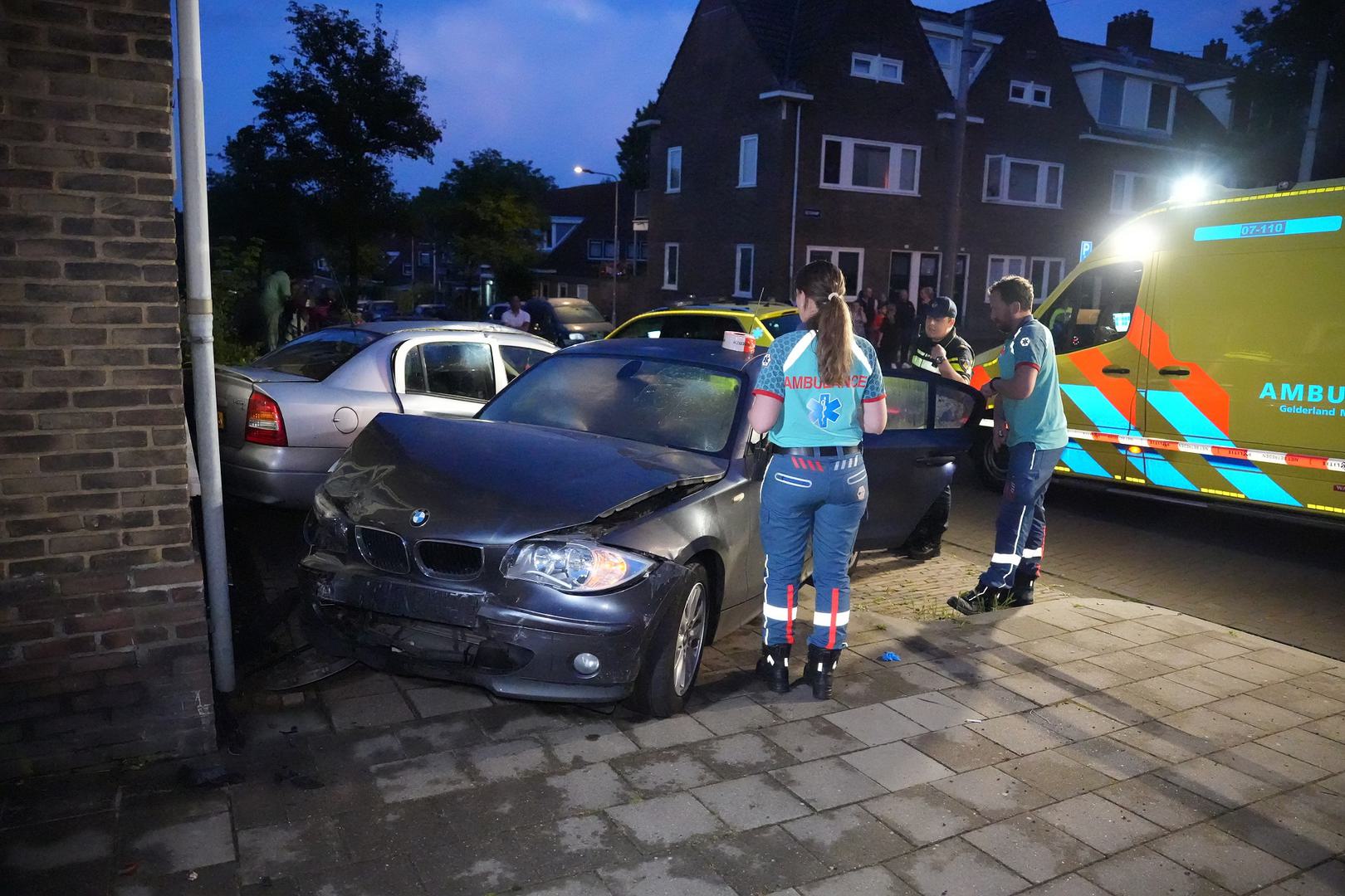 Automobilist ramt geparkeerde auto’s en komt tot stilstand tegen woning