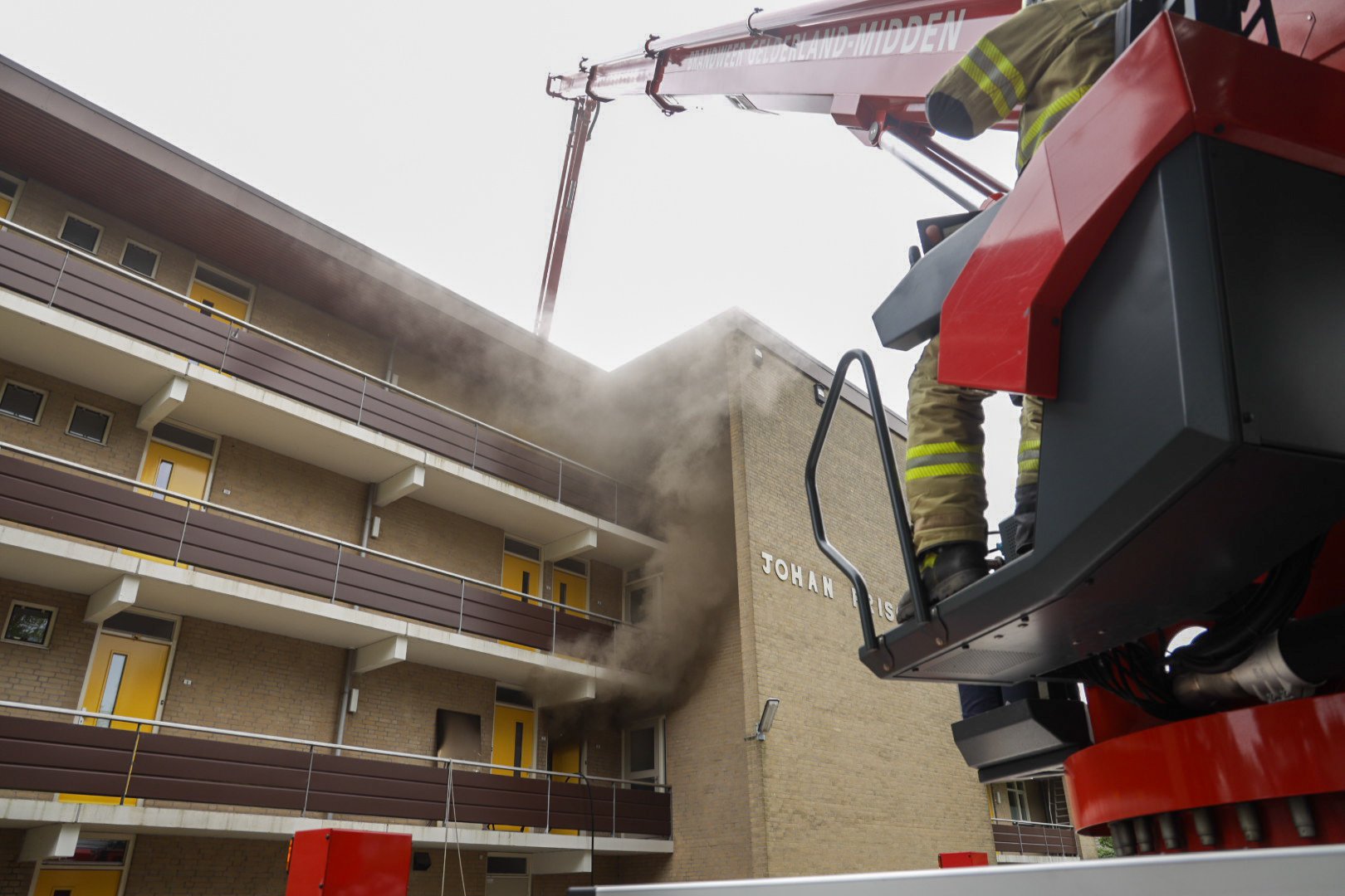 Flatgebouw deels ontruimd bij brand: ‘Schade is enorm’