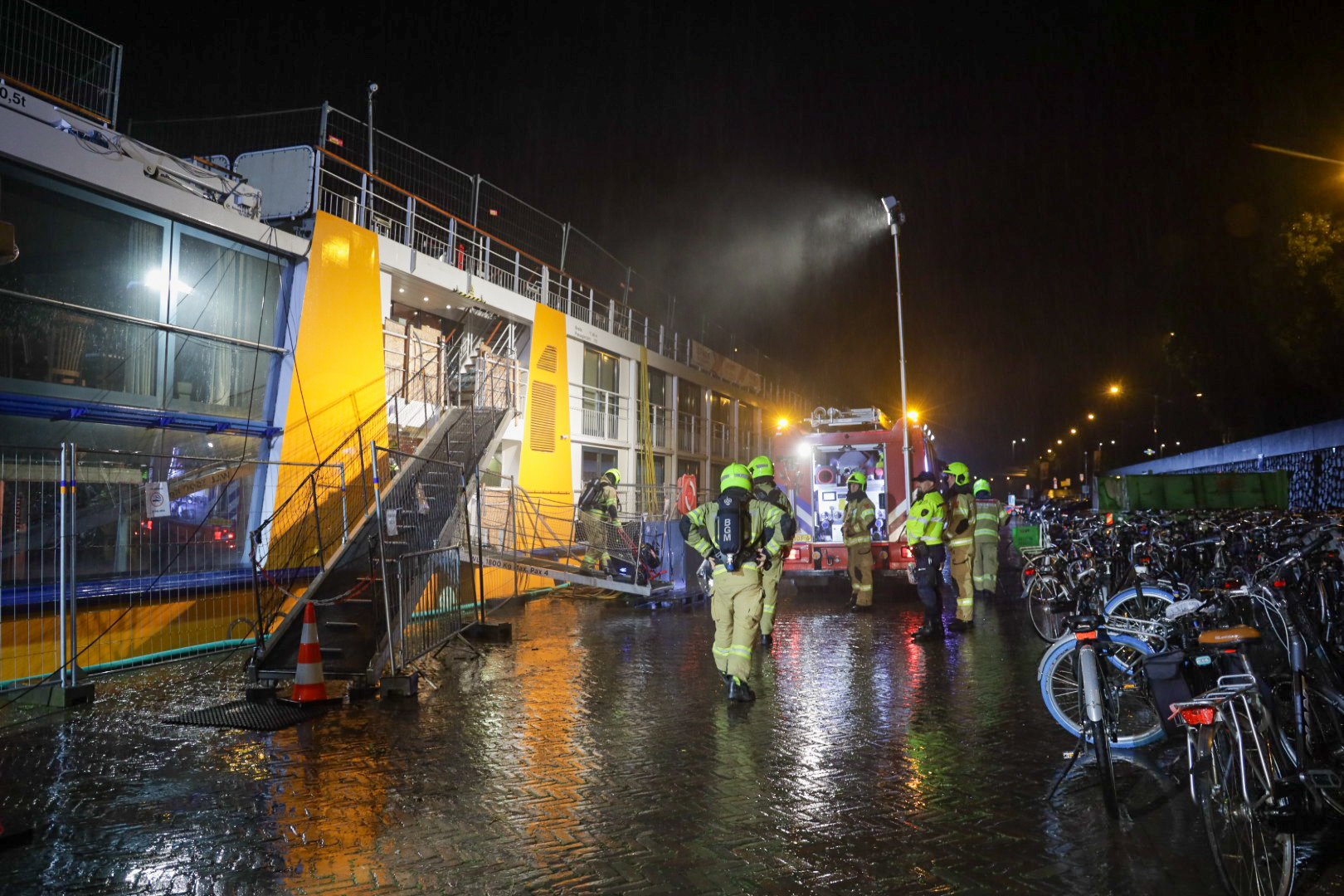 Keukenbrand bij noodopvang asielzoekers, schip ontruimd