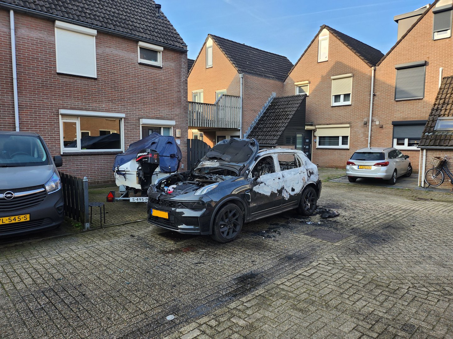 Auto in brand gestoken, politie doet onderzoek