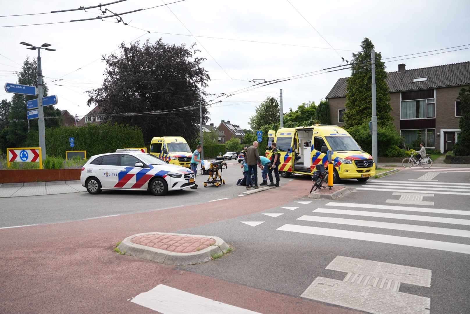 Fietser gewond na val op rotonde