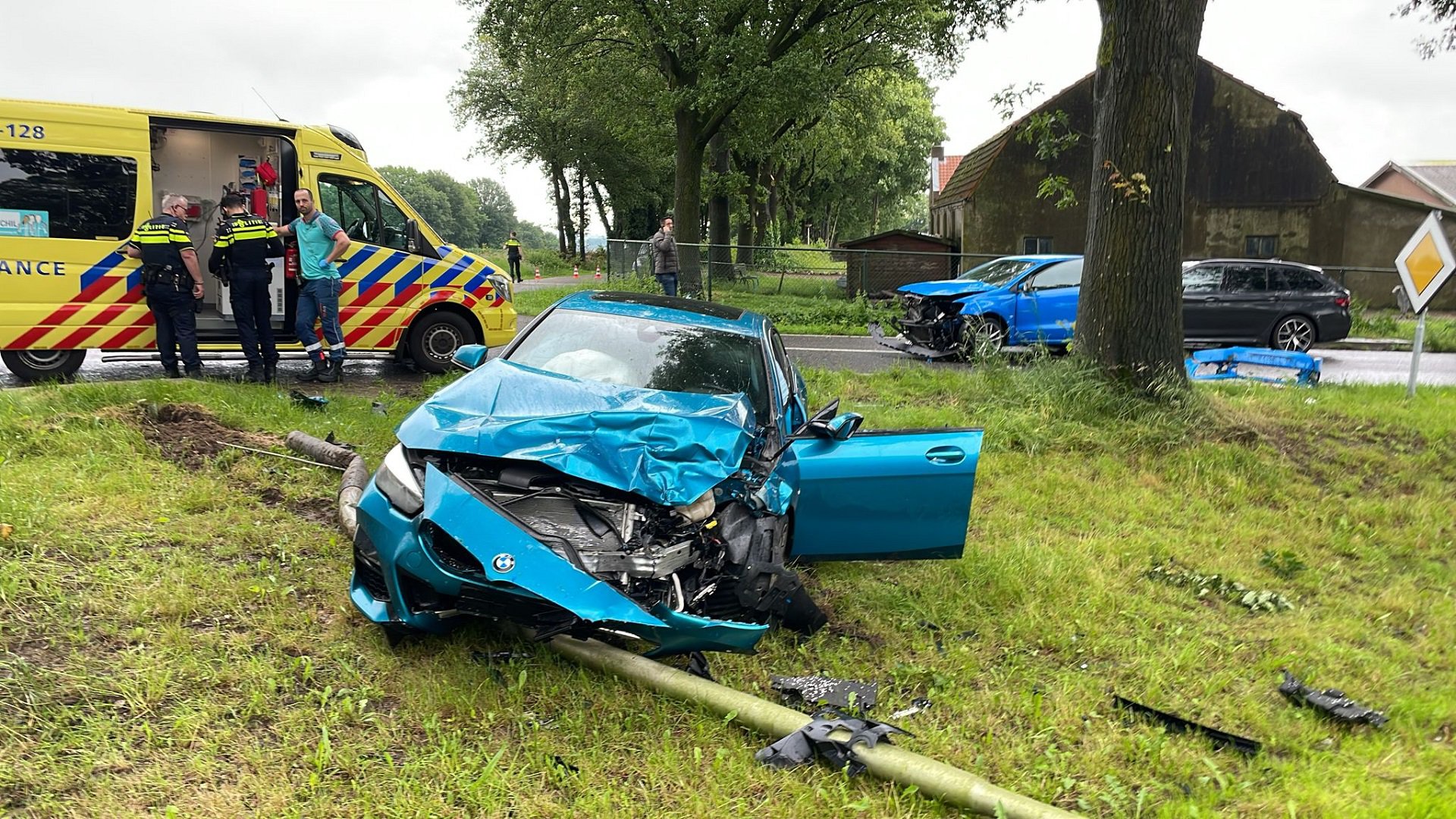 Twee gewonden na botsing met drie auto’s