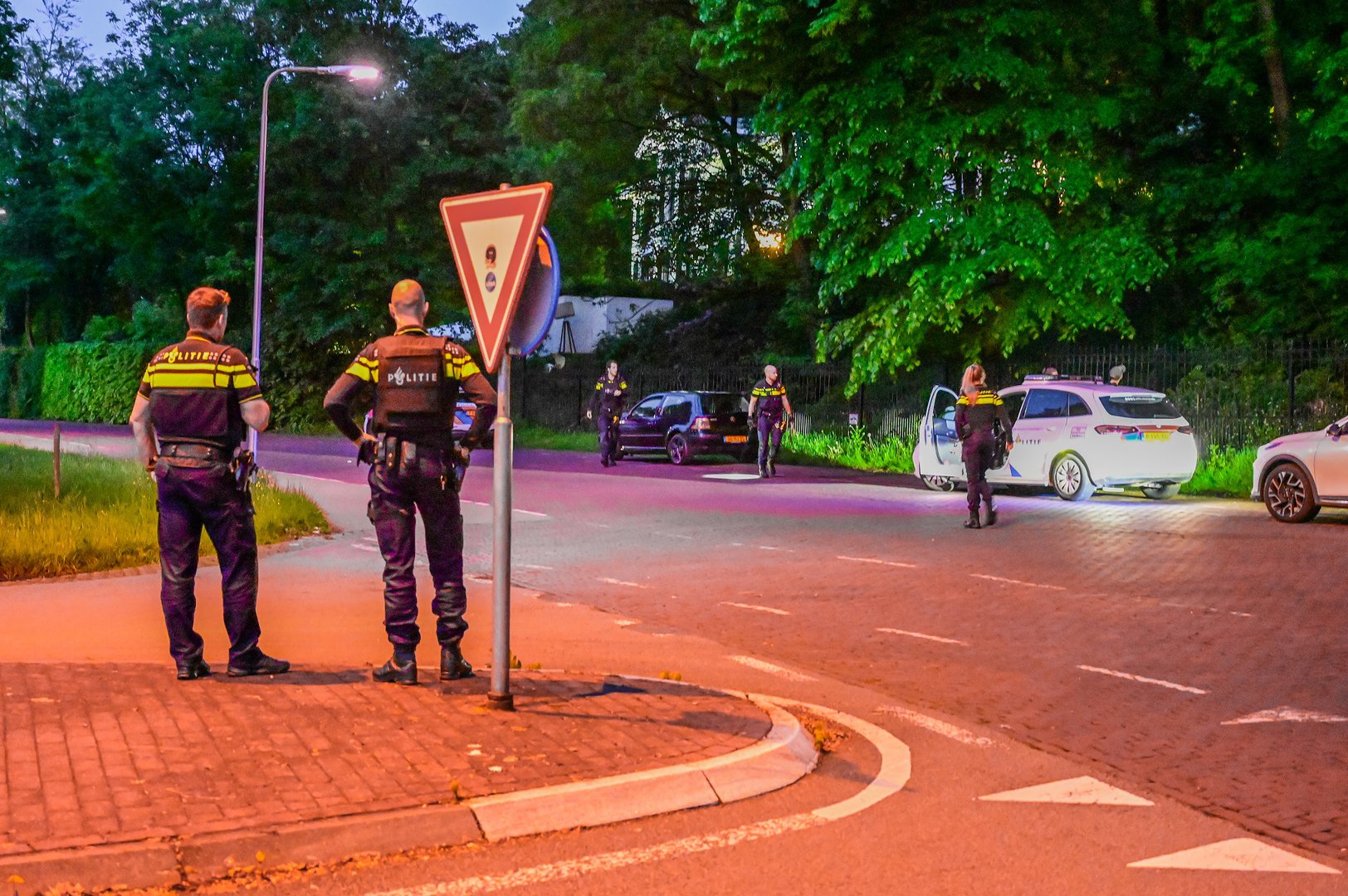 Auto klem gereden, twee verdachten aangehouden