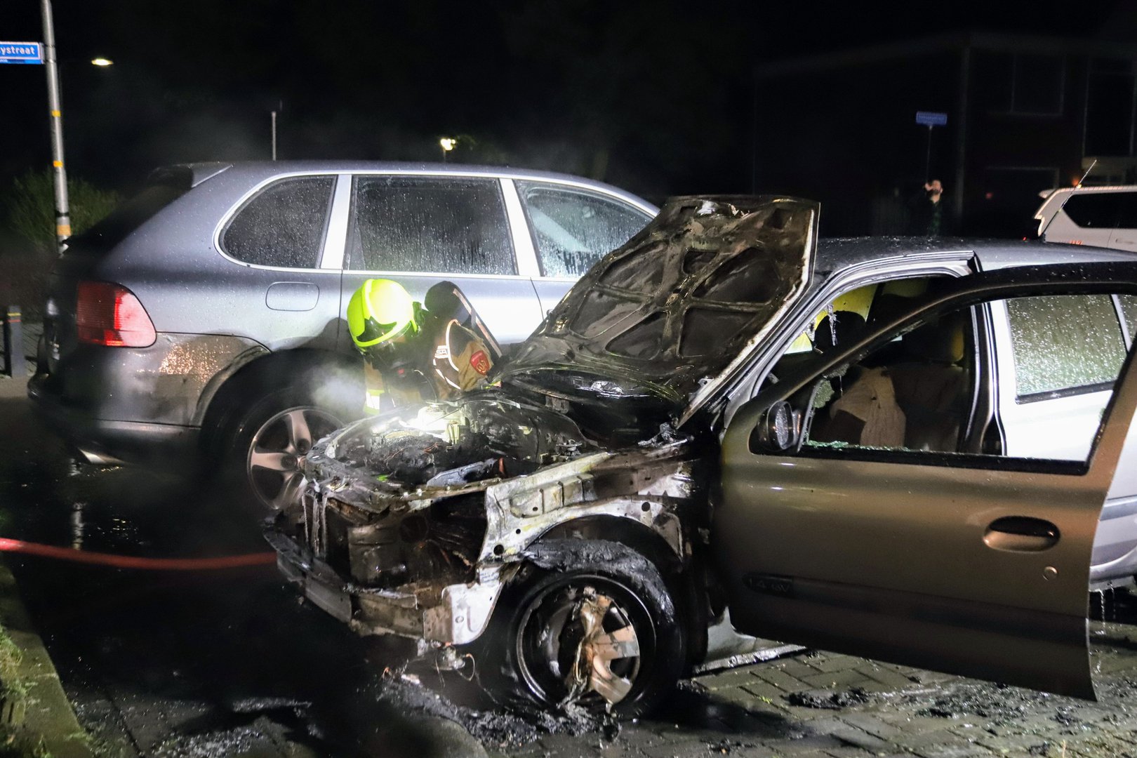 Auto door brand verwoest, politie op zoek naar camerabeelden