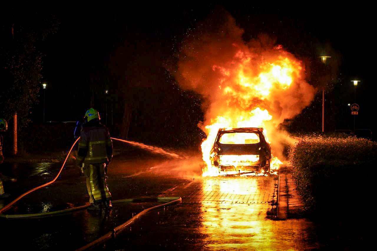 Geparkeerde auto door brand verwoest, politie onderzoekt brandstichting