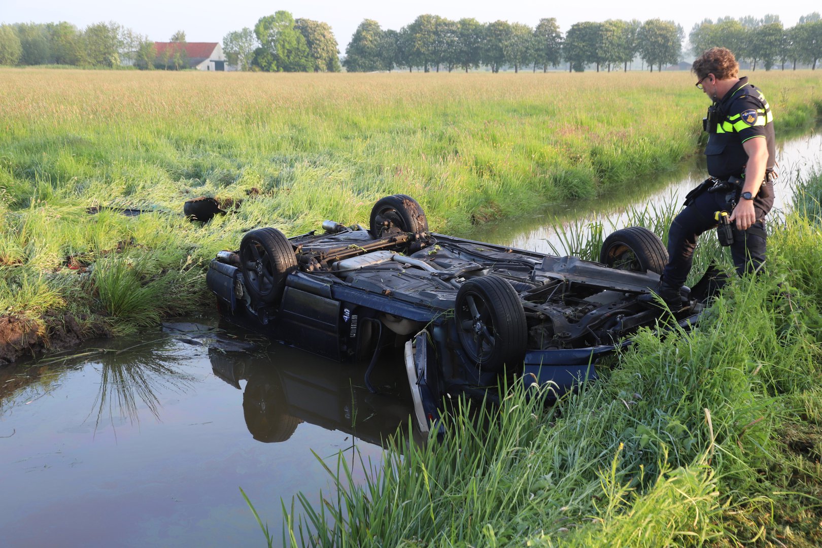 Auto belandt op z’n kop in sloot, bestuurder verlaat plaats van ongeval